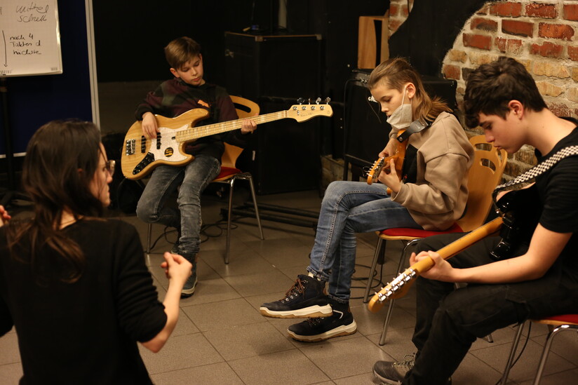 Band probt im Keller