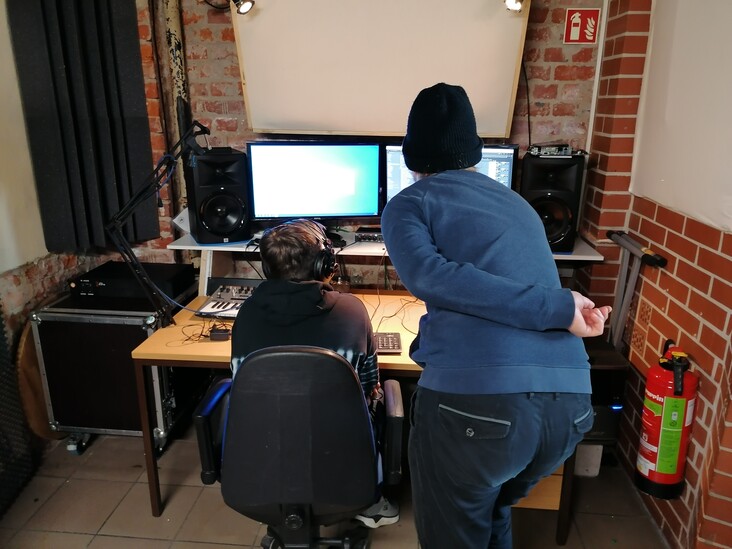 Kinder probieren Sounds am PC