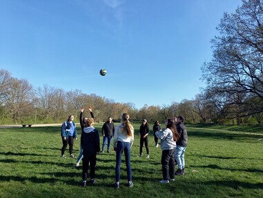 Ball spielen im Park