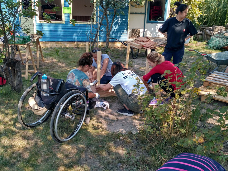 Menschen beim Gaertnern