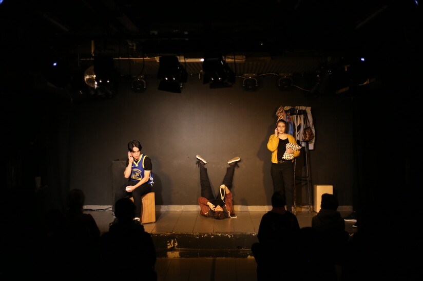 Jugendliche spielen auf der Bühne Theater