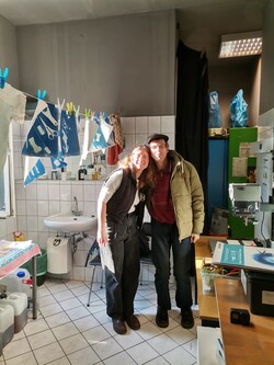 Lena mit einem Teilnehmer des Workshops Cyanotypie