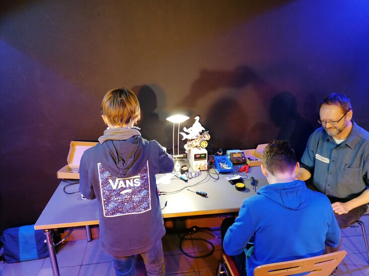 Kinder bauen am Roboter