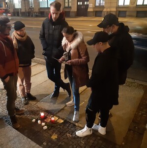 Jugendliche stehen an Stolpersteinen