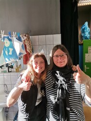 Eine Teilnehmerin beim Workshop Cyanotypie
